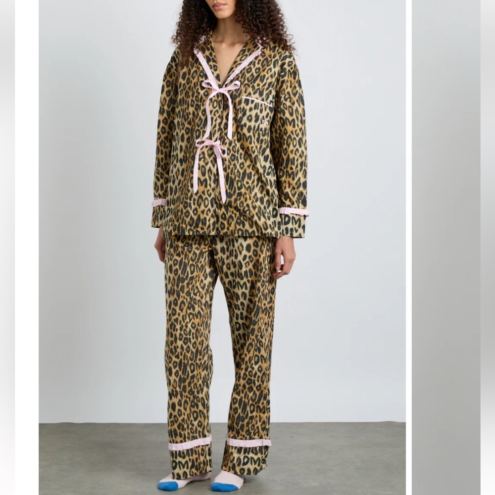 Chic Leopard Print Pajama Set with Pink Trim